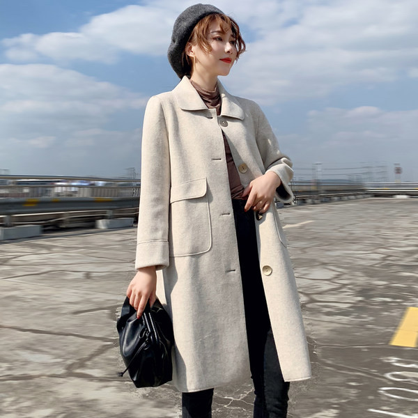 Ženski kaput s gumbima i džepovima