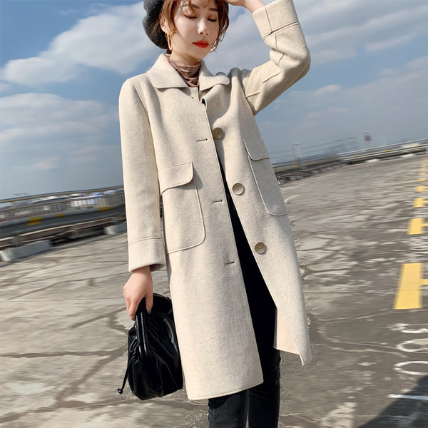 Ženski kaput s gumbima i džepovima