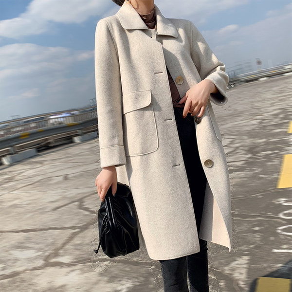 Ženski kaput s gumbima i džepovima