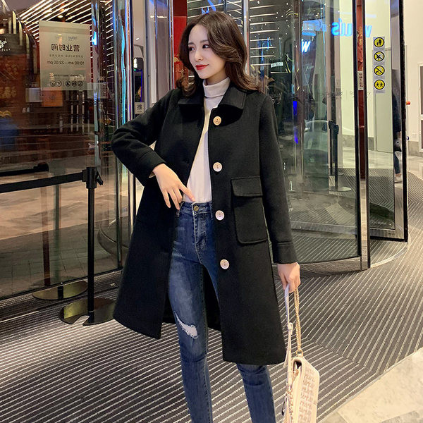 Ženski kaput s gumbima i džepovima