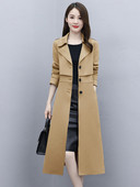 Moderan ženski dugi kaput s uskim modelskim džepovima