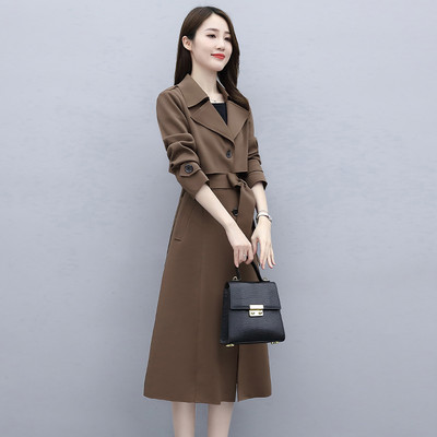 Moderan ženski dugi kaput s uskim modelskim džepovima