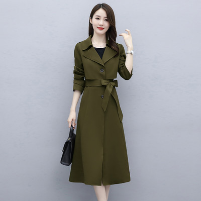 Moderan ženski dugi kaput s uskim modelskim džepovima