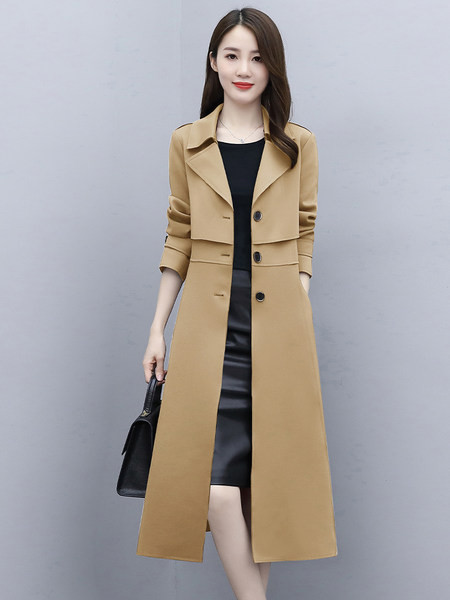 Moderan ženski dugi kaput s uskim modelskim džepovima