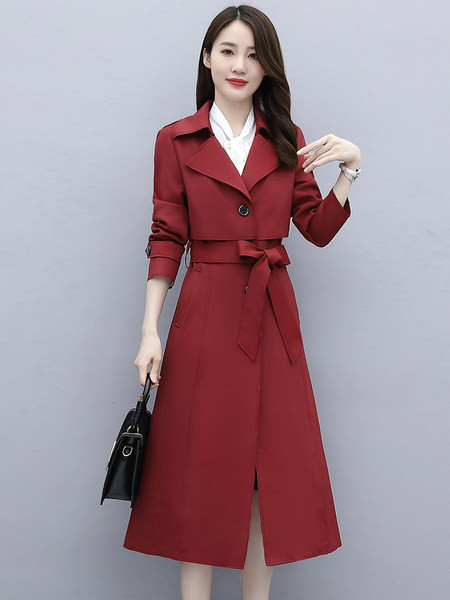 Moderan ženski dugi kaput s uskim modelskim džepovima