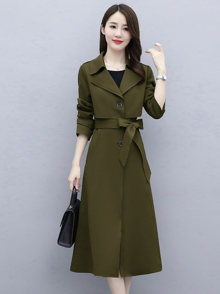 Moderan ženski dugi kaput s uskim modelskim džepovima