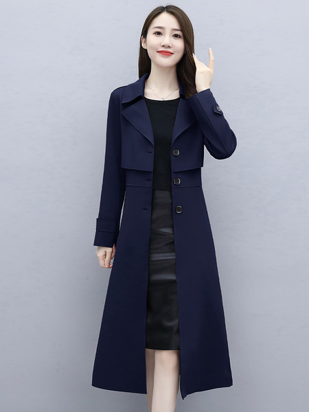 Moderan ženski dugi kaput s uskim modelskim džepovima