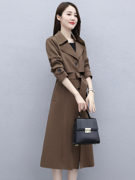 Moderan ženski dugi kaput s uskim modelskim džepovima