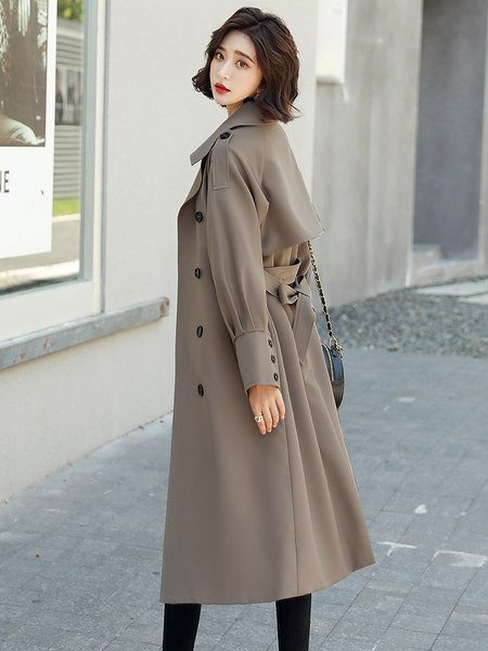 Elegantni ženski dugi kaput slim modela s remenom i gumbima