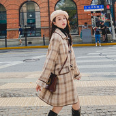 Moderan ženski karirani dugi kaput s džepovima