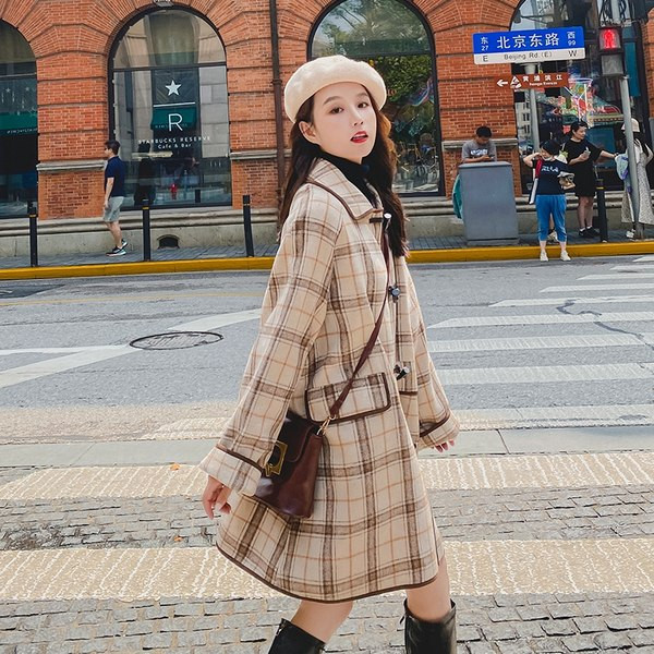 Moderan ženski karirani dugi kaput s džepovima