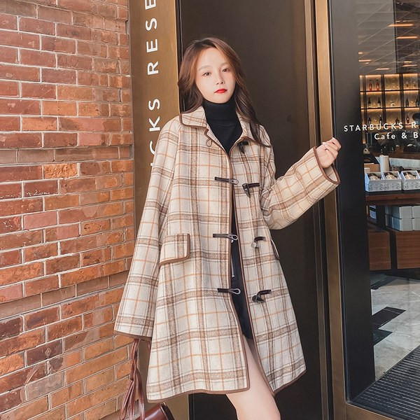 Moderan ženski karirani dugi kaput s džepovima