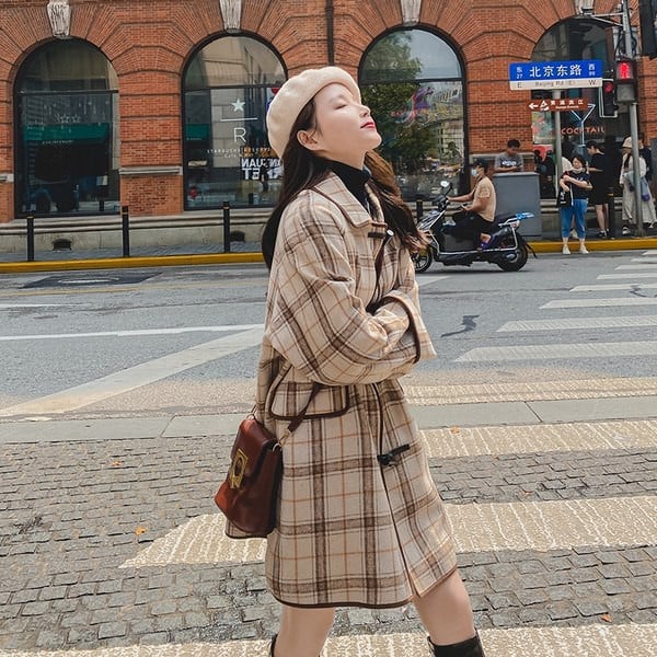 Moderan ženski karirani dugi kaput s džepovima