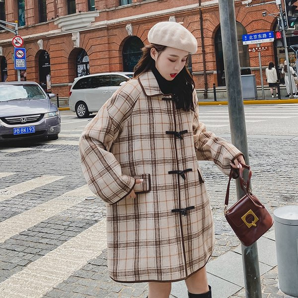 Moderan ženski karirani dugi kaput s džepovima