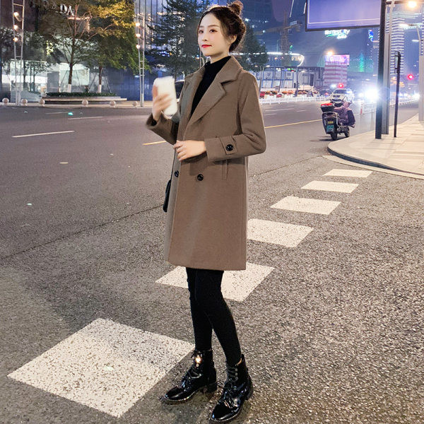 Ženska duga jakna s gumbima i špic izrezom