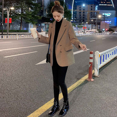 Ženski kratki kaput s gumbima i špic izrezom