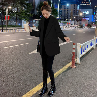 Ženski kratki kaput s gumbima i špic izrezom