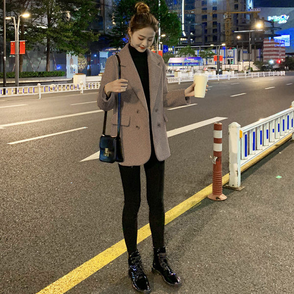 Ženski kratki kaput s gumbima i špic izrezom