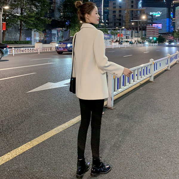 Ženski kratki kaput s gumbima i špic izrezom