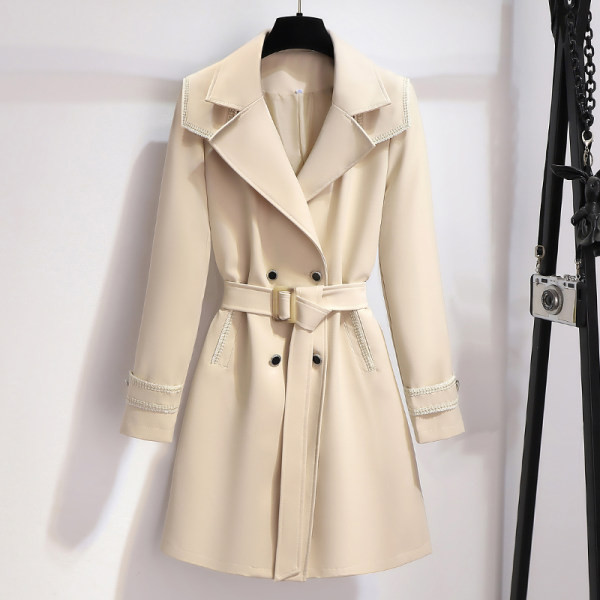 Moderan ženski kratki kaput jednobojnog modela s remenom