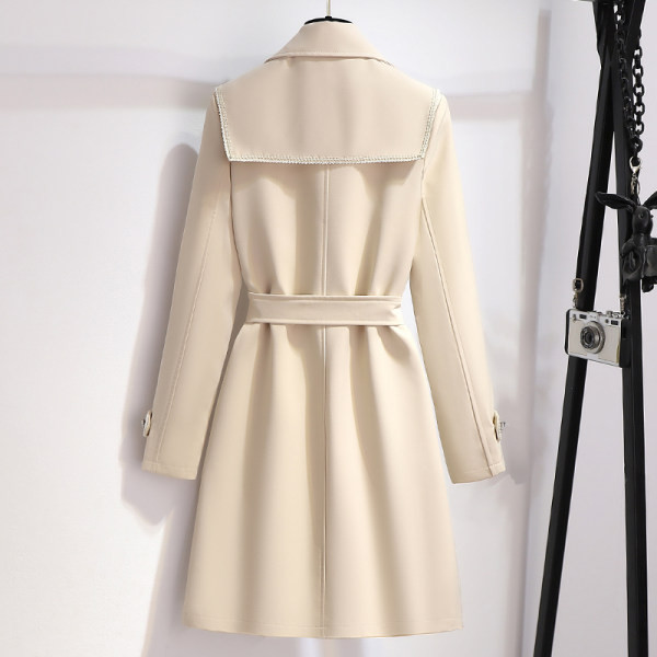 Moderan ženski kratki kaput jednobojnog modela s remenom