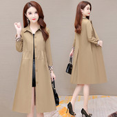 Model actual de palton subțire de damă cu nasturi și buzunare