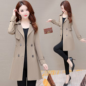 Ženski moderan kratki kaput s gumbima i džepovima