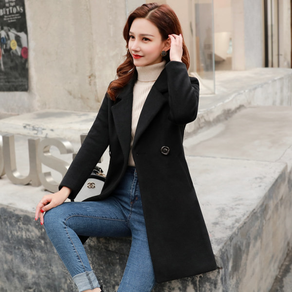 Aktualan ženski kratki kaput slim model sa džepovima