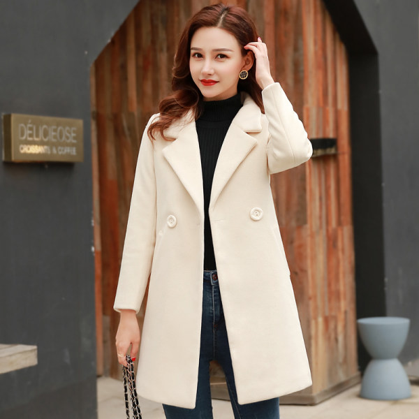 Aktualan ženski kratki kaput slim model sa džepovima