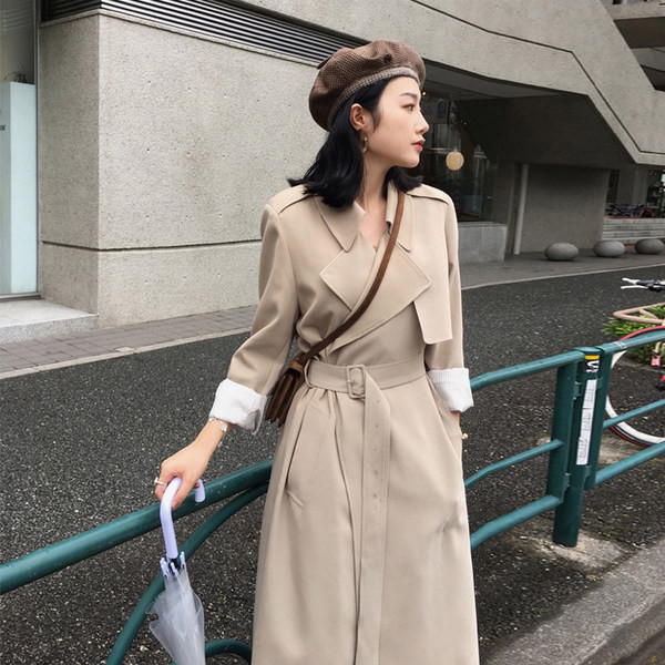 Palton de dama lat cu nasturi si curea in doua culori