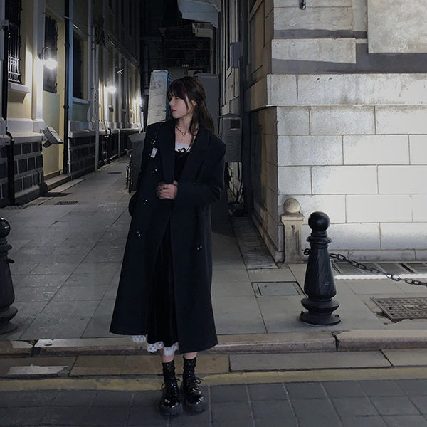 Ženski moderan dugi kaput na gumbe