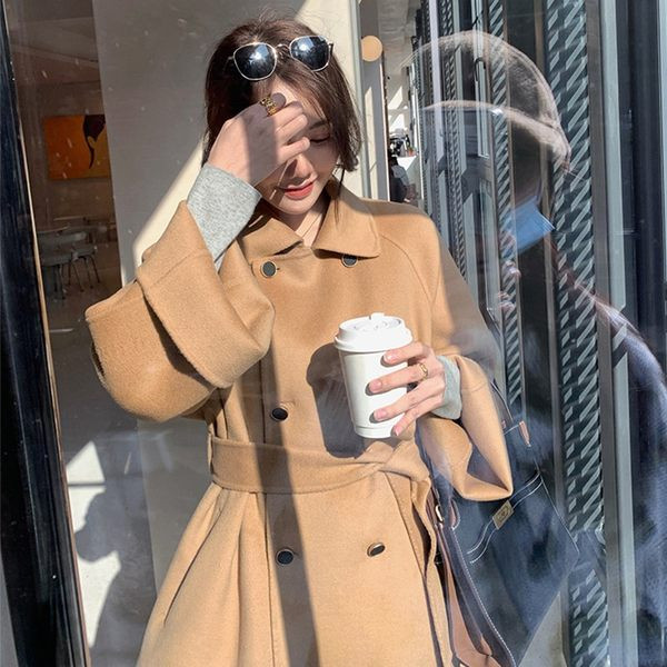 Palton de dama modern cu nasturi si curea