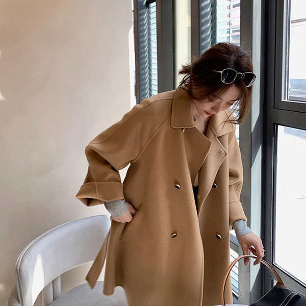 Palton de dama modern cu nasturi si curea