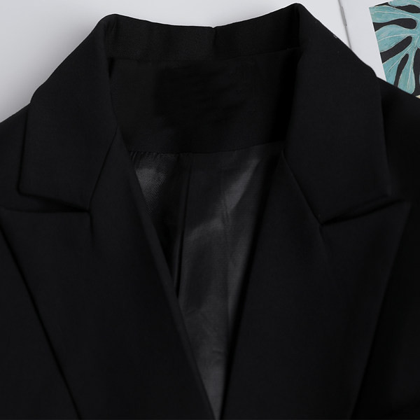 Stiilne naiste õhuke taskutega mantel musta värvi