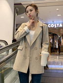 Moderan ženski kaput s gumbima i špic izrezom