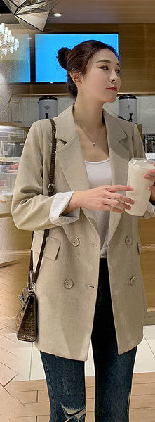 Moderan ženski kaput s gumbima i špic izrezom