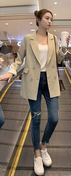 Moderan ženski kaput s gumbima i špic izrezom