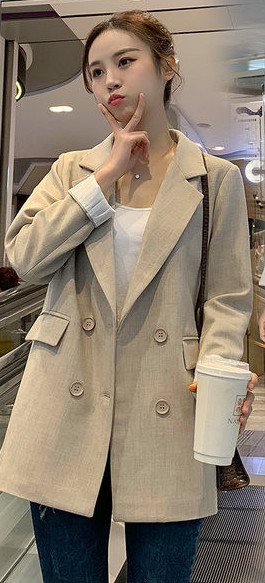 Moderan ženski kaput s gumbima i špic izrezom