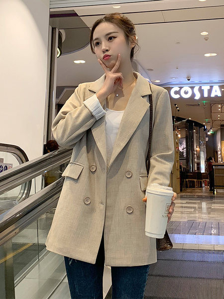 Moderan ženski kaput s gumbima i špic izrezom