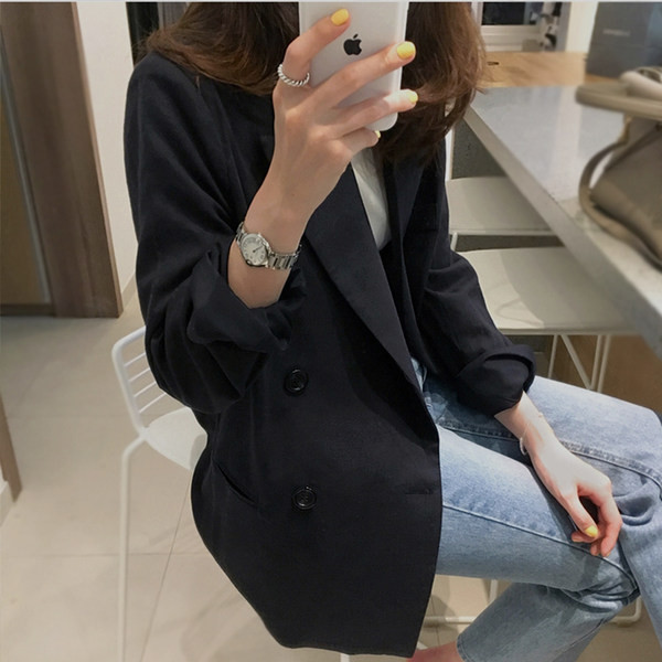 Ženski kaput s gumbima u crnoj boji