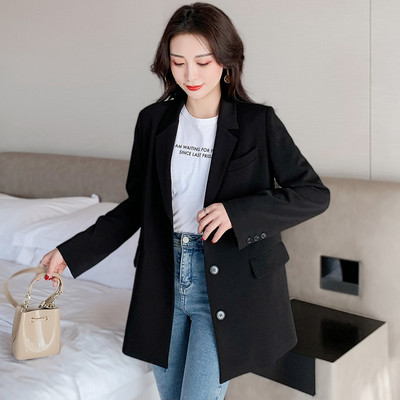 Kratki ženski kaput na gumbe u crno-bijeloj boji