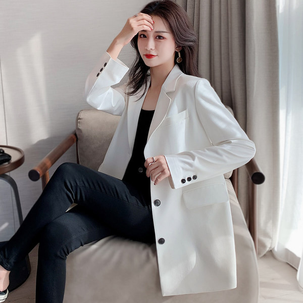 Kratki ženski kaput na gumbe u crno-bijeloj boji