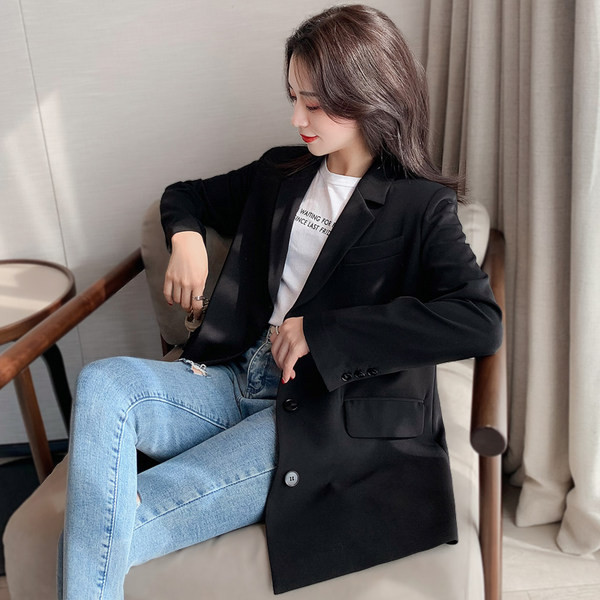 Kratki ženski kaput na gumbe u crno-bijeloj boji