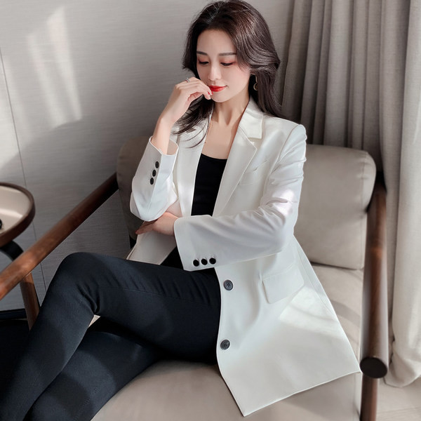 Kratki ženski kaput na gumbe u crno-bijeloj boji