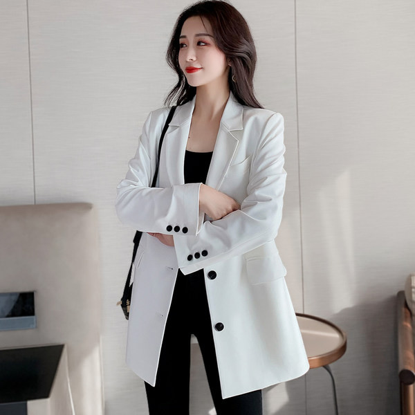 Kratki ženski kaput na gumbe u crno-bijeloj boji