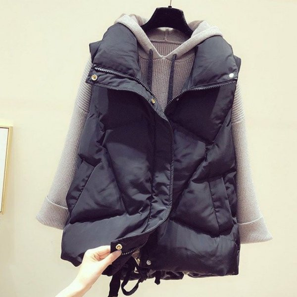 Model larg de vesta de dama cu guler si buzunare clasice