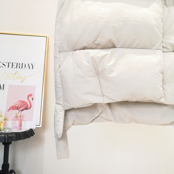 Ženski prsluk s visokim ovratnikom jednobojni model