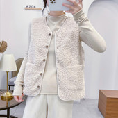 Ženska plišana vesta s ovalnim izrezom i kopčanjem na gumb