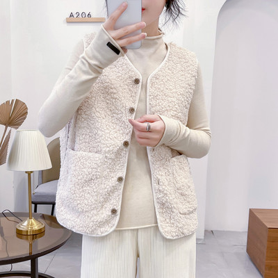 Ženska plišana vesta s ovalnim izrezom i kopčanjem na gumb