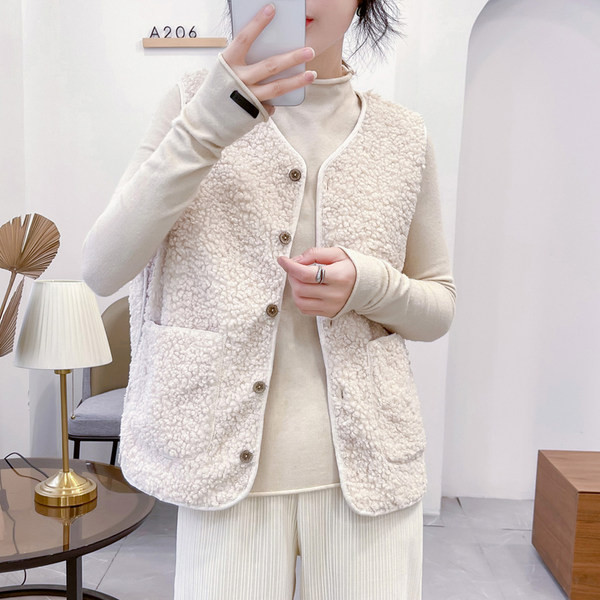 Ženska plišana vesta s ovalnim izrezom i kopčanjem na gumb